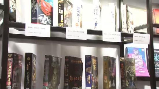 书架上放着许多广告描述已自动生成