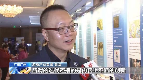 人的照片上写着字描述已自动生成